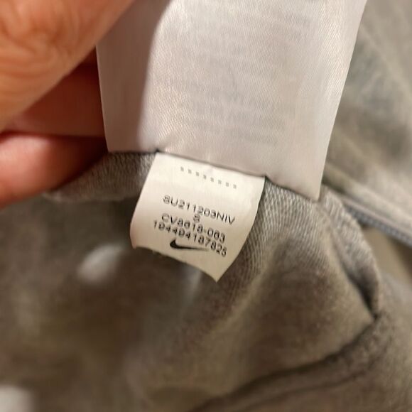 Nike woman’s gray zip up sweatshirt. But it doesn’t zip up - Picture 8 of 10